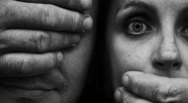 Violenza sulla donne, la campagna di Sorgenia: testimoni di abusi non voltate lo sguardo