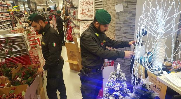 La Finanza sequestra 147mila luminarie e souvenir di Natale pericolosi