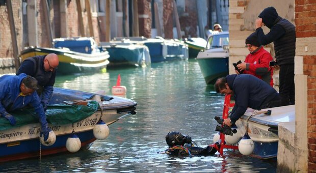 Follia a Venezia: i gondolieri-sub si immergono in Rio San Polo e trovano un termosifone, due monopattini e una cyclette