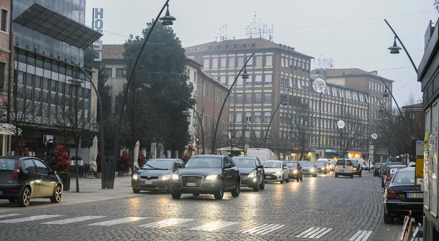 Negli ultimi giorni l inquinamento sembra aver allentato la presa su Rovigo: così il semaforo del livello di allerta dal rosso è tornato al verde, facendo cadere le limitazioni.