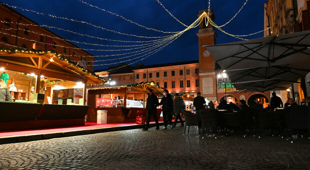 Gli addobbi luminosi e le casette natalizie in piazza Vittorio Emanuele a Rovigo