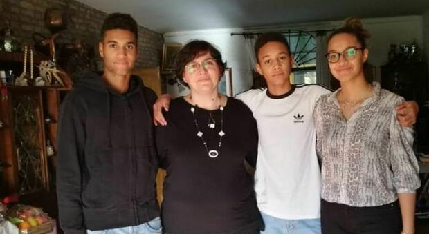 Manuel Ntube con i fratelli e la mamma. Il 16enne è morto in un incidente