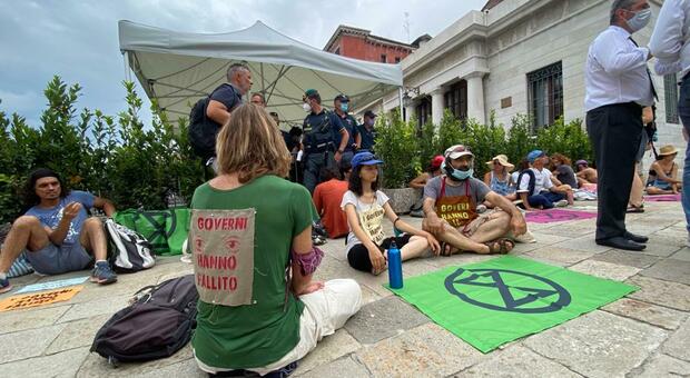 La protesta degli ecologisti a Venezia