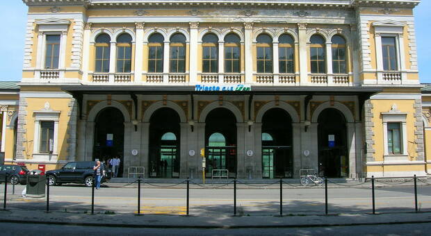 Mette a soqquadro un bar e molesta una studentessa in stazione a Trieste: guai per un 50enne di Udine