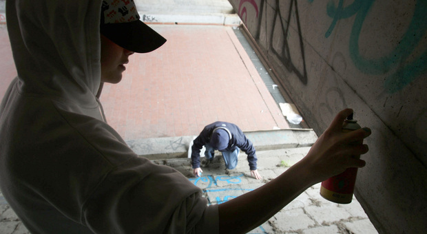 atto di vandalismo sulle saracinesche di Treviso con le bombolette spray e graffiti