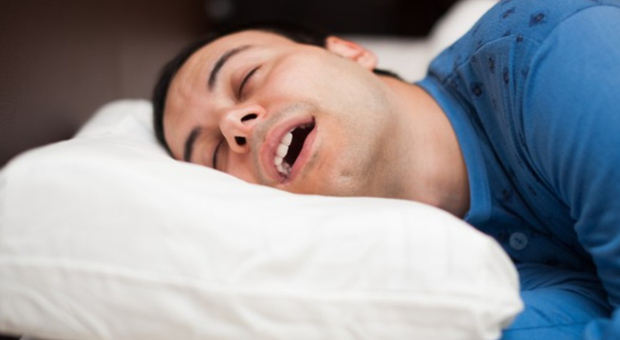 In arrivo il cuscino che ti fa smettere di russare: «Sposta la testa quando "sente" il rumore» Ecco quanto costerà