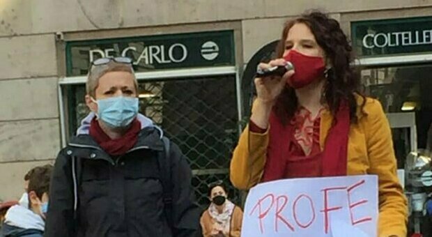Torino, prof senza Green pass respinti dal preside: certificato medico ritenuto invalido