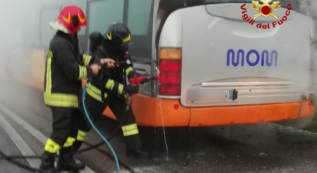 Bus in fiamme all'ingresso della Tangenziale a Paese: passeggeri messi in salvo dall'autista