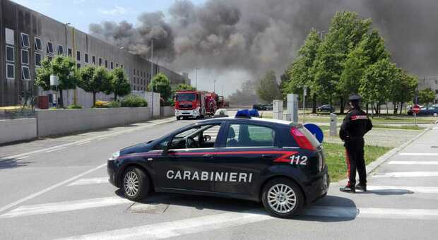 Portobuffole', incendio oggi nell'azienda Nicos: alta colonna di fumo nero