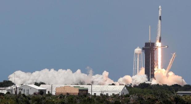 SpaceX, Crew Dragon pronta di nuovo al lancio: via libera al conto alla rovescia anche se si teme il maltempo