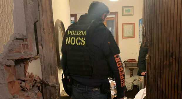 Viareggio, blitz della polizia: bloccato il 44enne che si era barricato in casa, arrestato con il padre 90enne