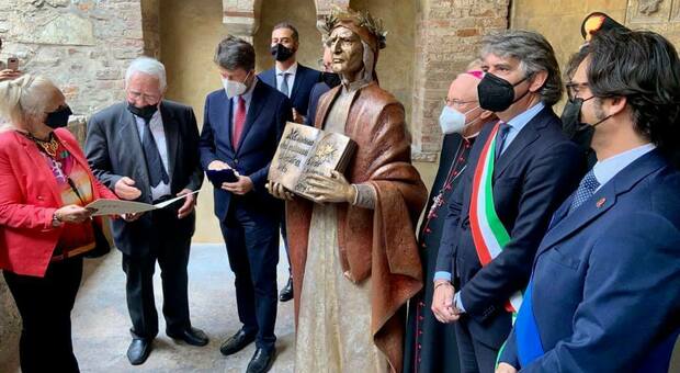 L'inaugurazione della statua di Dante
