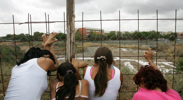 Prostitute nel campo profughi, grazie ai buchi sulla rete di recinzione