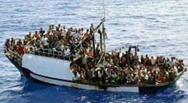 Immigrazione, nave con 356 persone e un morto a bordo in rotta verso la Sicilia