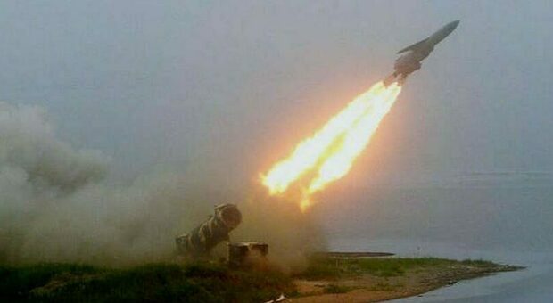 Missile ipersonico, il test degli Stati Uniti a metà marzo. «Tenuto nascosto per evitare escalation russa in Ucraina»