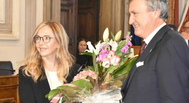 Gemma De Angelis Testa con il sindaco Brugnaro alla firma della donazione Testa di arte contemporanea