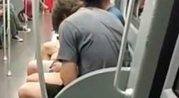 Sniffano cocaina nella metro di Milano davanti agli occhi degli altri passeggeri