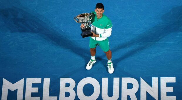 Djokovic agli Australian Open con un'esenzione. Bufera social: «Le regole non valgono per tutti»