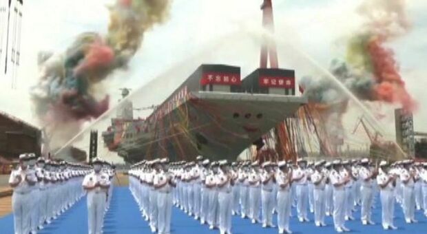 Cina, la portaerei Fujian è la prima a poter competere con gli Usa (e nel nome c'è un riferimento a Taiwan)