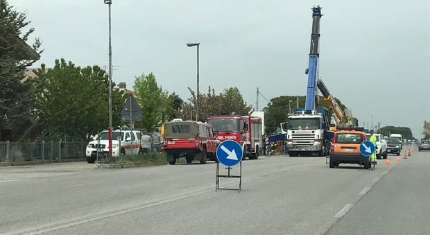 Le operazioni di recupero del camion che si è rovesciato in un canale a Pertegada di Latisana