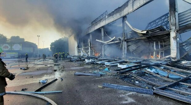 Russia bombarda centro commerciale a Kremenchuk, Zelensky: «All'interno mille civili»