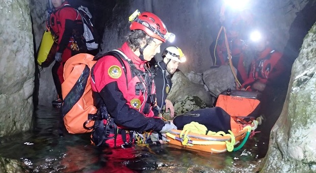 Sotto esame in grotta: 40 speleologi alle prese con soccorsi simulati