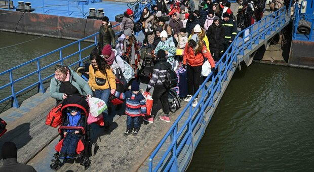 Ucraina, bambini rapiti dai russi. Dramma delle mamme: «Portati via con l inganno». Kiev: «Li deportano, è un genocidio»
