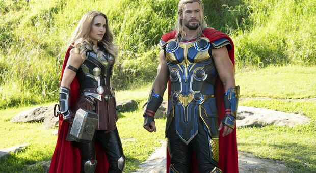 Natalie Portman e Chris Hemsworth in "Thor: Love & Thunder"