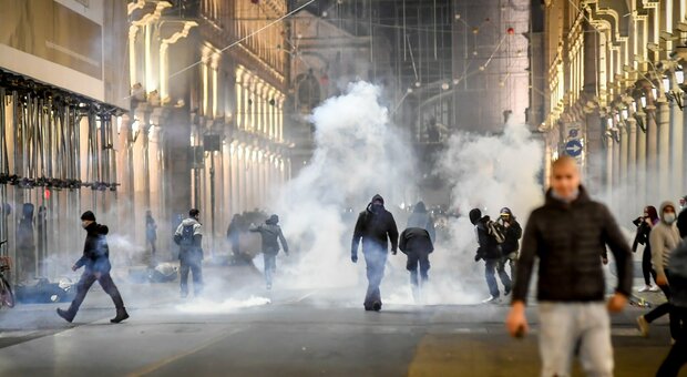 Gli scontri a Torino, il questore: «Pagina nera nella storia della città, ma i commercianti non c'entrano nulla»