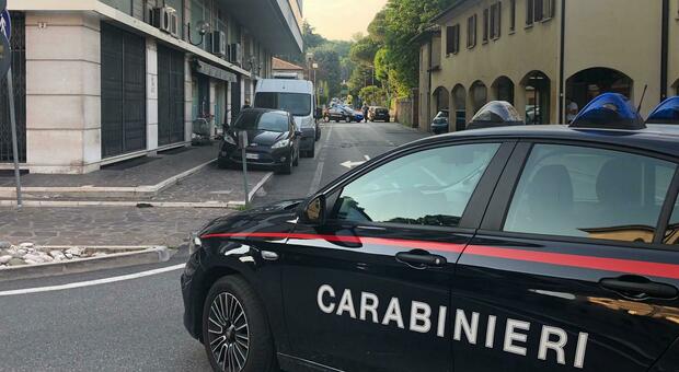 Nascondevano hashish e cocaina, cercano di fuggire ai controlli tentando di investire i Carabinieri: fermati