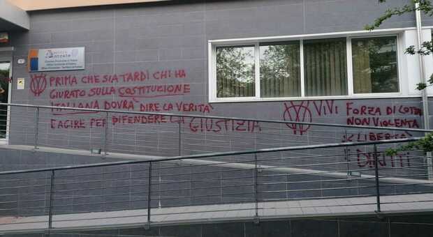 Scritte "No Vax" contro Zaia e il sindaco Giordani sul muro dell'Agenzia delle Entrate. Aperta un'indagine