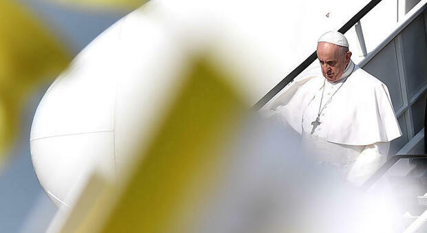 Il Papa arriva a Cipro e parla all'Europa intera: «Abbattere i muri e coltivare il sogno dell'unità»