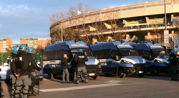 Lo schieramento di polizia fuori dal Bentegodi per Hellas Verona-Milan