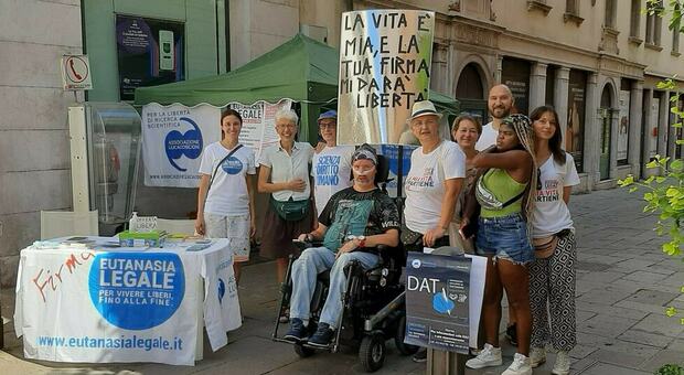 Uno scatto dalla raccolta firme per l'eutanasia in centro a Vicenza con Stefano Gheller