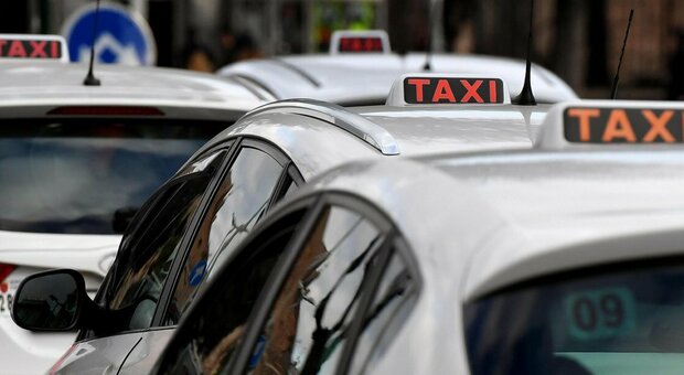 Sfuriata in taxi, 23enne moldava aggredisce il tassista durante la corsa: arrestata