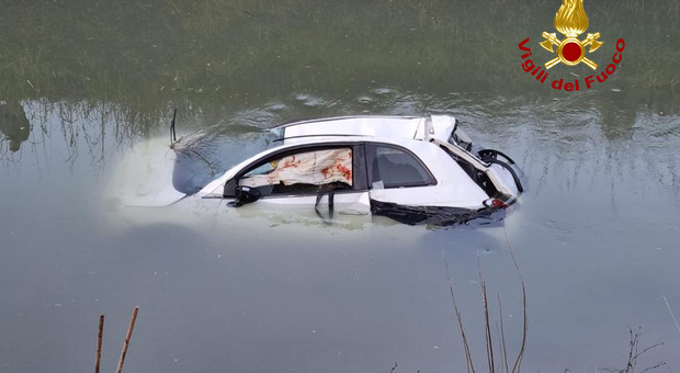 Perde il controllo, l'auto si inabissa nel canale: donna incastrata salvata in extremis