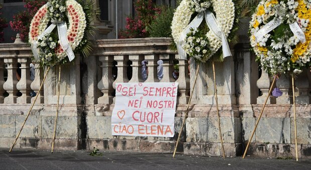 Elena Del Pozzo, i funerali nella cattedrale (gremita) di Catania: l'arrivo della bara bianca, gli applausi e le lacrime del papà
