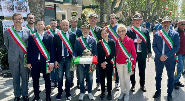 La sindaca Papais (seconda da destra) all'adunata di Rimini