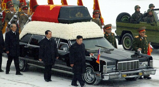 In Nord Corea è vietato ridere: il diktat per il 10° anniversario della morte di Kim Jong Il