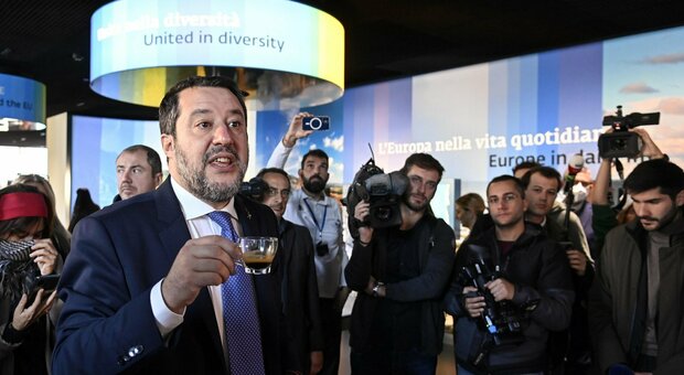 Salvini: «Chi paga caffè con carta è un rompipalle, a me piace prelevare al bancomat»