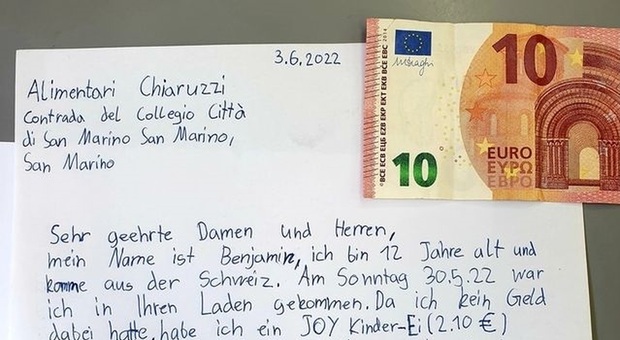 Bambino ruba un ovetto kinder, poi si pente e invia una lettera: «Chiedo scusa, ecco 10 euro»