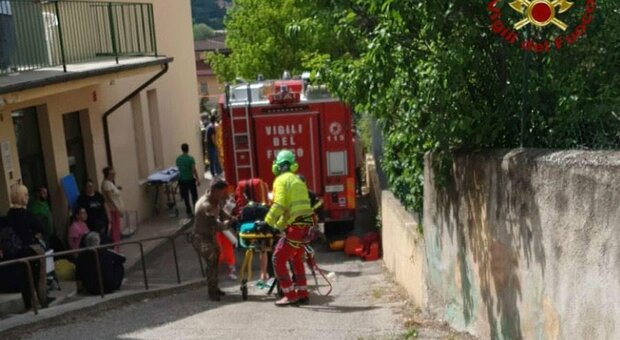 Auto nell'asilo a L'Aquila, morto un bimbo: in macchina (da solo) c'era un bambino di 12 anni. Il dolore del papà di Tommaso