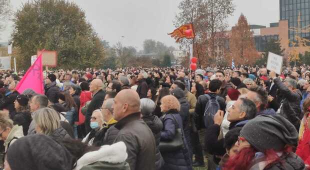 Manifestazione no-green pass, in 5mila al parco Europa ammassati e senza mascherina