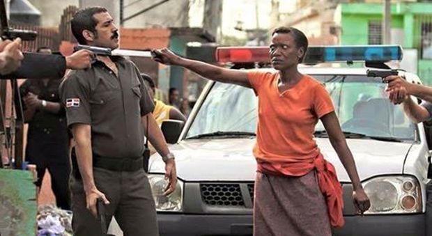 Santo Domingo, «La mamma difende il figlio dai poliziotti»: la foto diventa virale, ma la realtà è un'altra