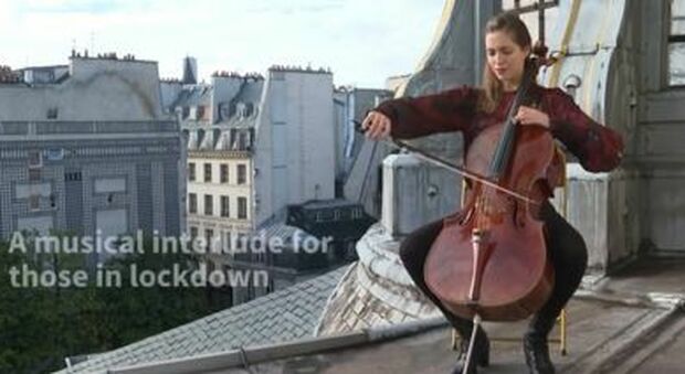 La violoncellista che suona sui tetti dei musei di Parigi: «La bellezza ci salverà»