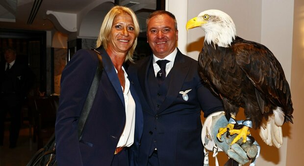 Lazio, il falconiere Juan Bernabé torna a far volare Olympia dopo appena un mese e mezzo di sospensione