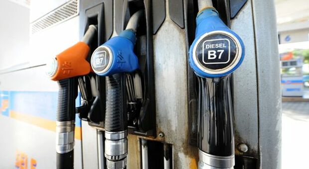 Benzina, la reazione dei consumatori: calo prezzi positivo ma ancora troppo alti