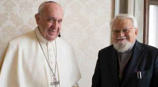 Il Papa scrive a Enzo Bianchi: «Fratello tu ora sei in croce come Gesù ma io sono accanto a te»