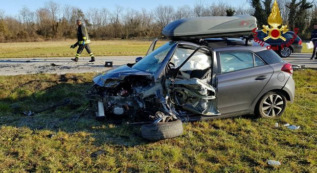 Impatto frontale tra due auto: morta una donna, due feriti gravi