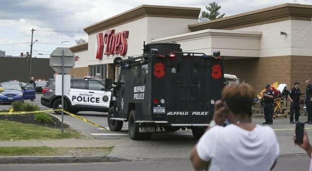 Sparatoria in un supermercato a Buffalo: «suprematista bianco» uccide 8 persone e trasmette live su Twitch